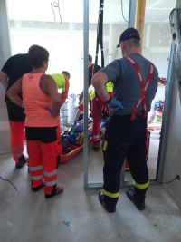 FOTO: Pacient potřeboval pomoc záchranářů, do patra ale nevedly schody