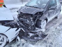 Vítr a sníh komplikuje dopravu, od rána bylo více než desítka nehod, mezi Březovou nad Svitavou a Brněncem skončil v příkopu autobus, pro zraněné letěl vrtulník