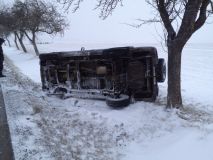 Vítr a sníh komplikuje dopravu, od rána bylo více než desítka nehod, mezi Březovou nad Svitavou a Brněncem skončil v příkopu autobus, pro zraněné letěl vrtulník