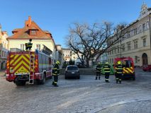 Popelnice naházené do strouhy na Wernerově nábřeží uklidili hasiči