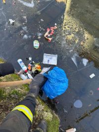 Popelnice naházené do strouhy na Wernerově nábřeží uklidili hasiči