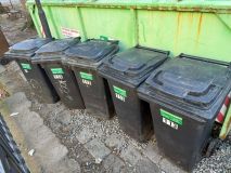 Popelnice naházené do strouhy na Wernerově nábřeží uklidili hasiči