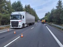Osobní a dvě nákladní. Nehoda tří aut uzavřela provoz na silnici I/35 u Koclířova