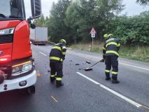 Osobní a dvě nákladní. Nehoda tří aut uzavřela provoz na silnici I/35 u Koclířova