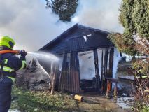 Obrazem: Oheň bez milosti spálil zahradní chatu v Rudolticích