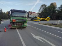 Nehoda osobního auta a vozu převážejícího nebezpečné látky uzavřela silnici I/35 u Cerekvice nad Loučnou