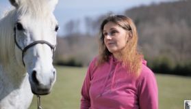 Čin hodný ocenění: Rozsáhlé pátrání po zmateném seniorovi. Našla ho však místní obyvatelka se svojí kobylkou as psem