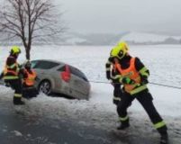 Obrazem: Hasiči v neděli zasahovali u 26 událostí, z toho téměř dvacítka souvisela se sněhem. Toto jsou některé z nich