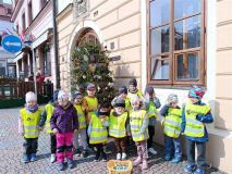 O velikonoční výzdobu náměstí v České Třebové se postaraly malé děti