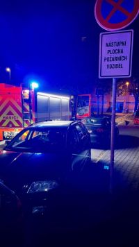 Ventilátor na wc způsobil požár v panelovém domě na Dubině. Hasičům práci ztížili bezohlední řidiči
