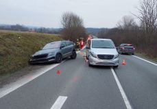 Tři auta se srazila u Stradouně. Účastníkem nehody bylo i dítě