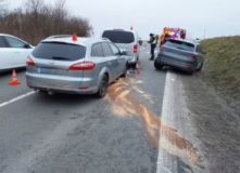 Tři auta se srazila u Stradouně. Účastníkem nehody bylo i dítě