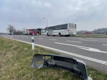 Nehoda autobusu s osobním vozidlem uzavřela dopoledne dopravu v Lukavici