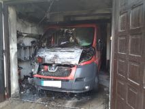 Obrazem: Dodávka značky Peugeot se v garáži vznítila