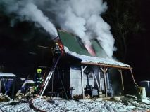 U požáru chaty v Lanškrouně zasahovalo pět jednotek hasičů. Hrozilo, že se vznítí les v okolí