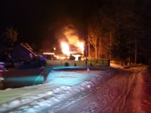 U požáru chaty v Lanškrouně zasahovalo pět jednotek hasičů. Hrozilo, že se vznítí les v okolí