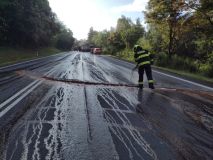 Oheň pohltil celou kabinu kamionu i částečně návěs