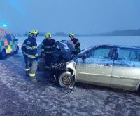 Na silnicích to klouže, od včerejšího podvečera došlo k několika dopravním nehodám, bouralo se i ve čtrvtek ráno