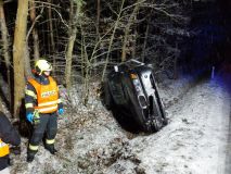 Na silnicích to klouže, od včerejšího podvečera došlo k několika dopravním nehodám, bouralo se i ve čtrvtek ráno