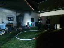 Zapálená svíčka způsobila požár rodinného domu v Třebařově. Jedna osoba se nadýchala zplodin hoření
