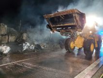 Požár kamionu uzavřel dálnici D 35 v úseku ve směru od Opatovic nad Labem