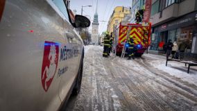 Na maminku s kočárkem spadla tající nadílka ze střechy. Dejte pozor na padající rampouchy, sníh či led