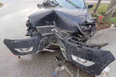 Řidič narazil do zaparkovaného vozu a usnul za volantem, další dva řidiči z aut po nehodě zmizeli