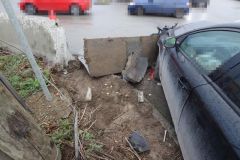 Řidič narazil do zaparkovaného vozu a usnul za volantem, další dva řidiči z aut po nehodě zmizeli