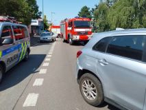 Řidič měl v autě zdravotní potíže, s vozem narazil do tří zaparkovaných aut, poškodil i plot