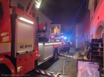 V Poličce došlo k požáru rodinného domu. Hasiči se nemohli kvůli zaparkovaným autům k domu dostat