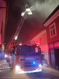 V Poličce došlo k požáru rodinného domu. Hasiči se nemohli kvůli zaparkovaným autům k domu dostat