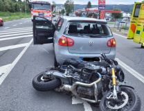 Ke zraněnému motocyklistovi v Ústí nad Orlicí letěl vrtulník, další dvě osoby na motocyklu se zranily při nehodě v Chocni