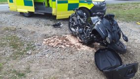 Ke zraněnému motocyklistovi v Ústí nad Orlicí letěl vrtulník, další dvě osoby na motocyklu se zranily při nehodě v Chocni