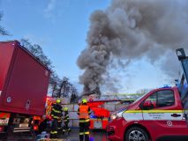 V areálu na zpracovávání kovového odpadu ve Vysokém Mýtě vypukl požár, jeden z pracovníků zůstal uvězněn v bagru