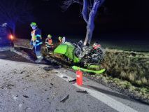OBRAZEM: Řidič zničil vůz o strom, na místě havarovala ještě další auta