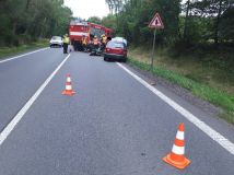 Vážná nehoda na frekventovaném silničním tahu u obce Libáň, auto tam smetlo motorku