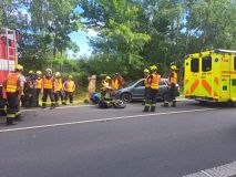 Vážná nehoda na frekventovaném silničním tahu u obce Libáň, auto tam smetlo motorku