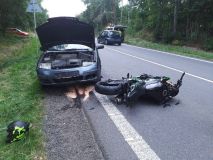 Vážná nehoda na frekventovaném silničním tahu u obce Libáň, auto tam smetlo motorku