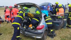 Obrazem: Nabouraná auta, zranění lidé a záchranáři, na letišti Chrudim