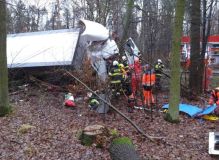 Tragický náraz: Spolujezdec vylétl z lůžka v kabině hlavou proti stromu