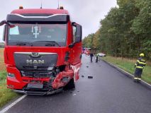 Tragická nehoda u Luže. Muž zůstal zaklíněný v osobním autě po střetu s kamionem. Utrpěl smrtelná zranění