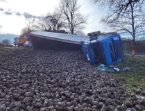 Kamion skončil převrácený na boku, náklad se vysypal. Nehoda omezila provoz na komunikaci