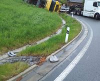 Kamion v zatáčce vyklopil další z návěsu, tři auta skončila nechtěně svoji cestu nárazem do stromu