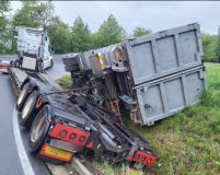 Kamion v zatáčce vyklopil další z návěsu, tři auta skončila nechtěně svoji cestu nárazem do stromu