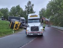 Kamion v zatáčce vyklopil další z návěsu, tři auta skončila nechtěně svoji cestu nárazem do stromu