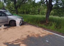 Kamion v zatáčce vyklopil další z návěsu, tři auta skončila nechtěně svoji cestu nárazem do stromu