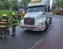 Kamion v zatáčce vyklopil další z návěsu, tři auta skončila nechtěně svoji cestu nárazem do stromu
