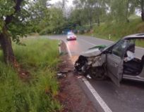 Kamion v zatáčce vyklopil další z návěsu, tři auta skončila nechtěně svoji cestu nárazem do stromu