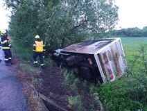 Kamion v zatáčce vyklopil další z návěsu, tři auta skončila nechtěně svoji cestu nárazem do stromu