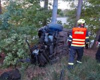 Kamion v zatáčce vyklopil další z návěsu, tři auta skončila nechtěně svoji cestu nárazem do stromu